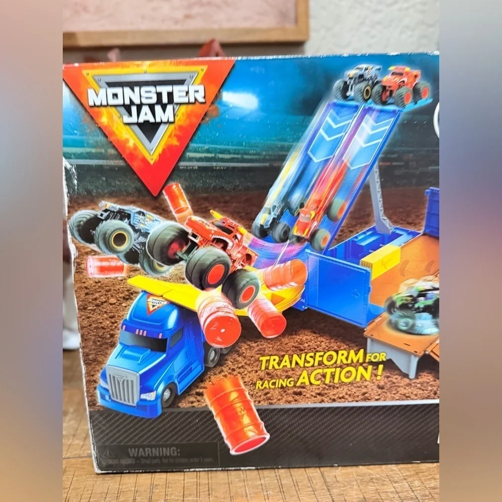 Monster Jam TRANSFORMING Hauler Truck Play Set + Exclusive El Toro Loco 🌟NEW🌟